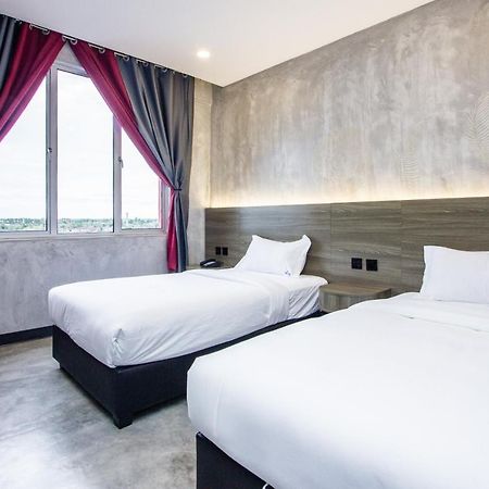 Sri Indar Hotel & Suites Parit Buntar Exteriör bild