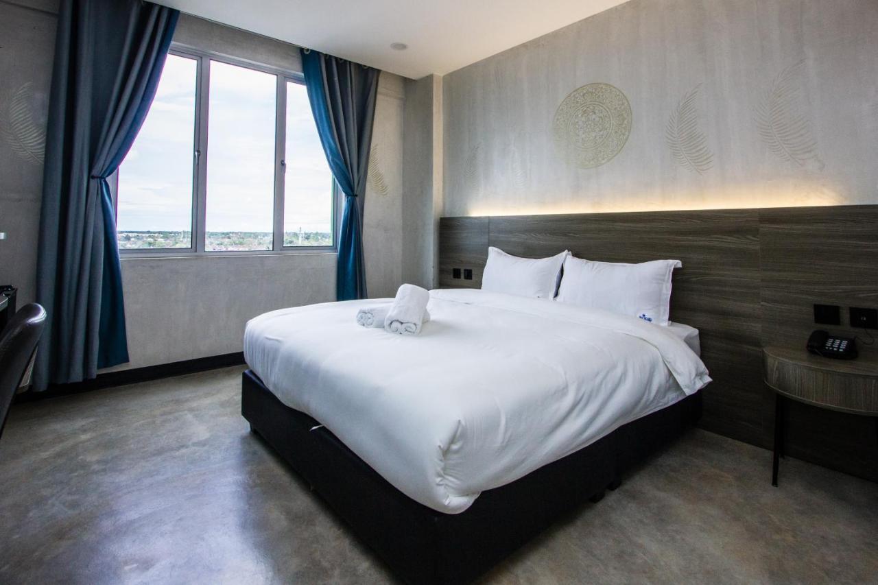 Sri Indar Hotel & Suites Parit Buntar Exteriör bild