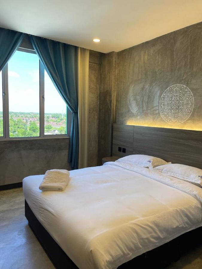 Sri Indar Hotel & Suites Parit Buntar Exteriör bild